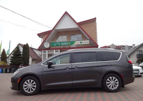 Chrysler Pacifica cena 119900 przebieg: 107000, rok produkcji 2017 z Białystok małe 121
